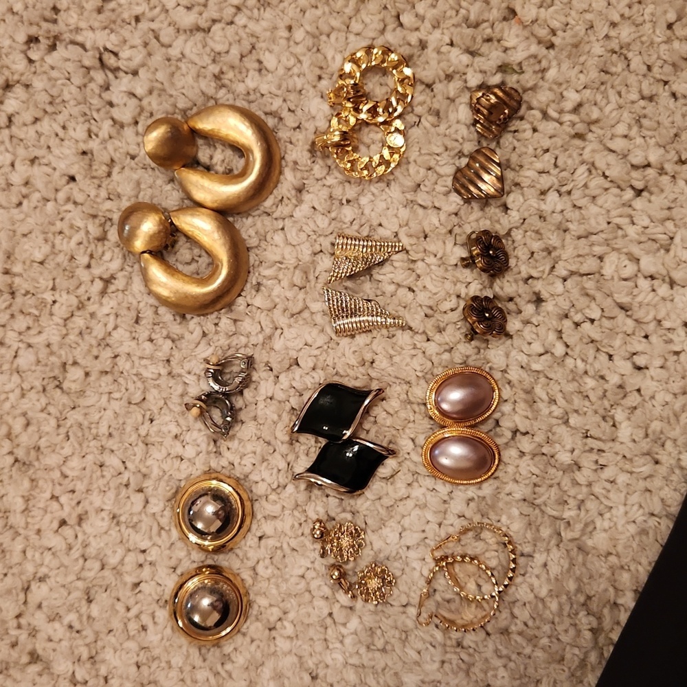 11 pairs‎ vintage clip earrings